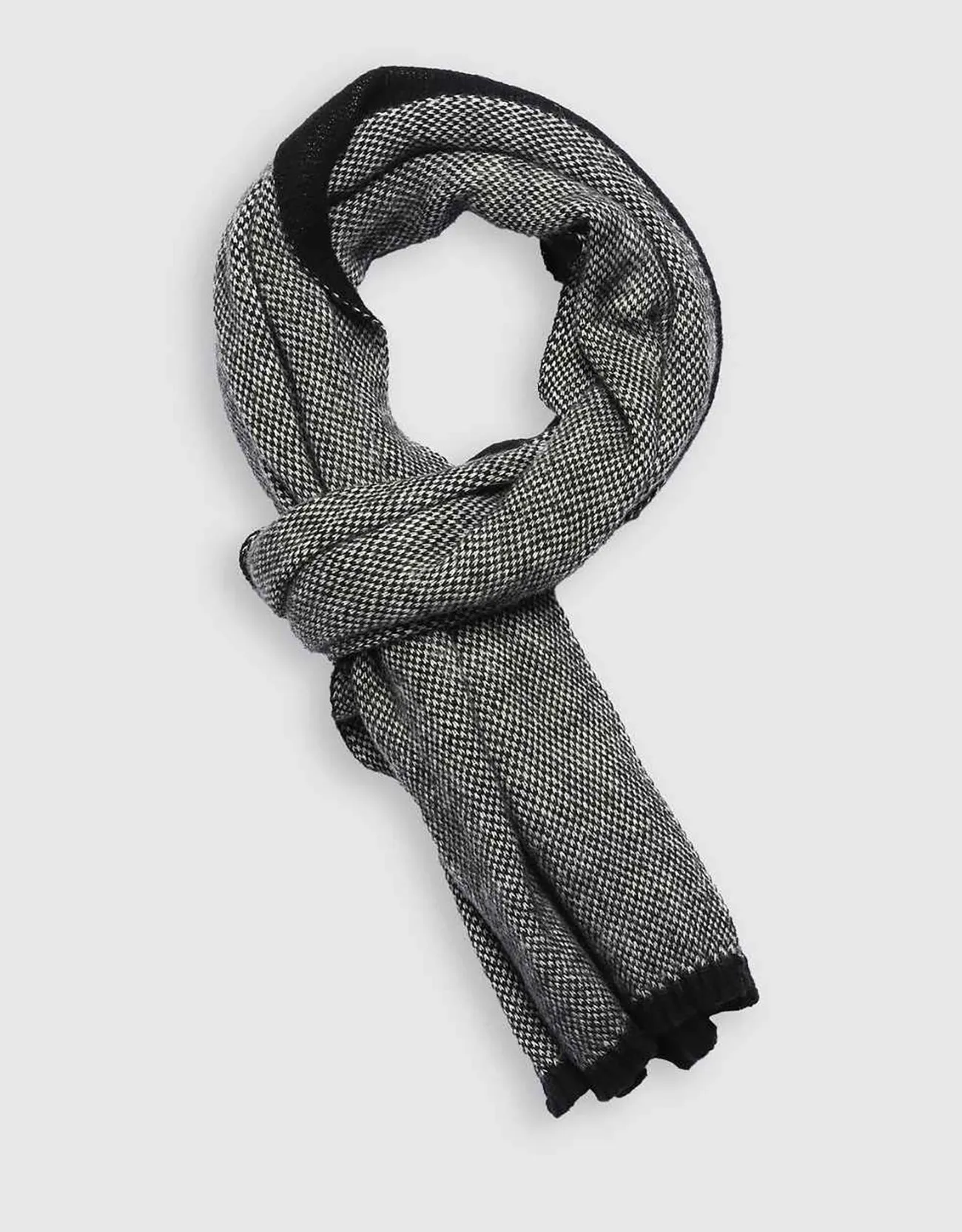 Aristocractic Fashionable Winter Scarf