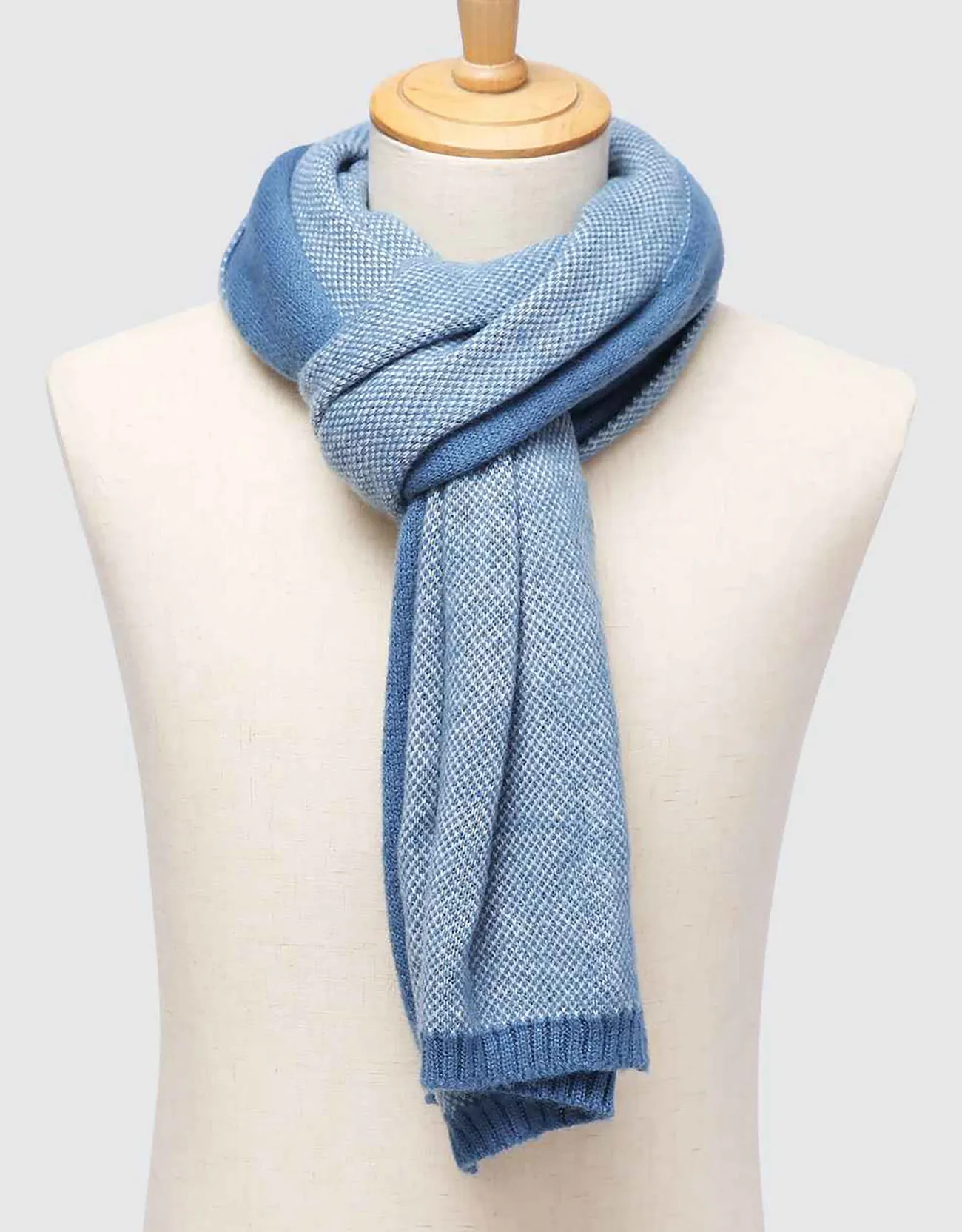 Aristocractic Fashionable Winter Scarf