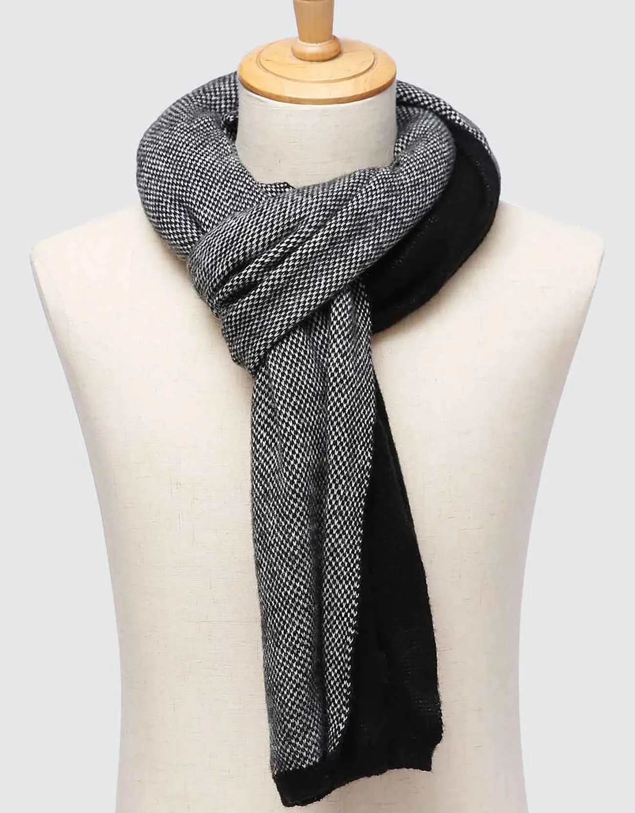 Aristocractic Fashionable Winter Scarf