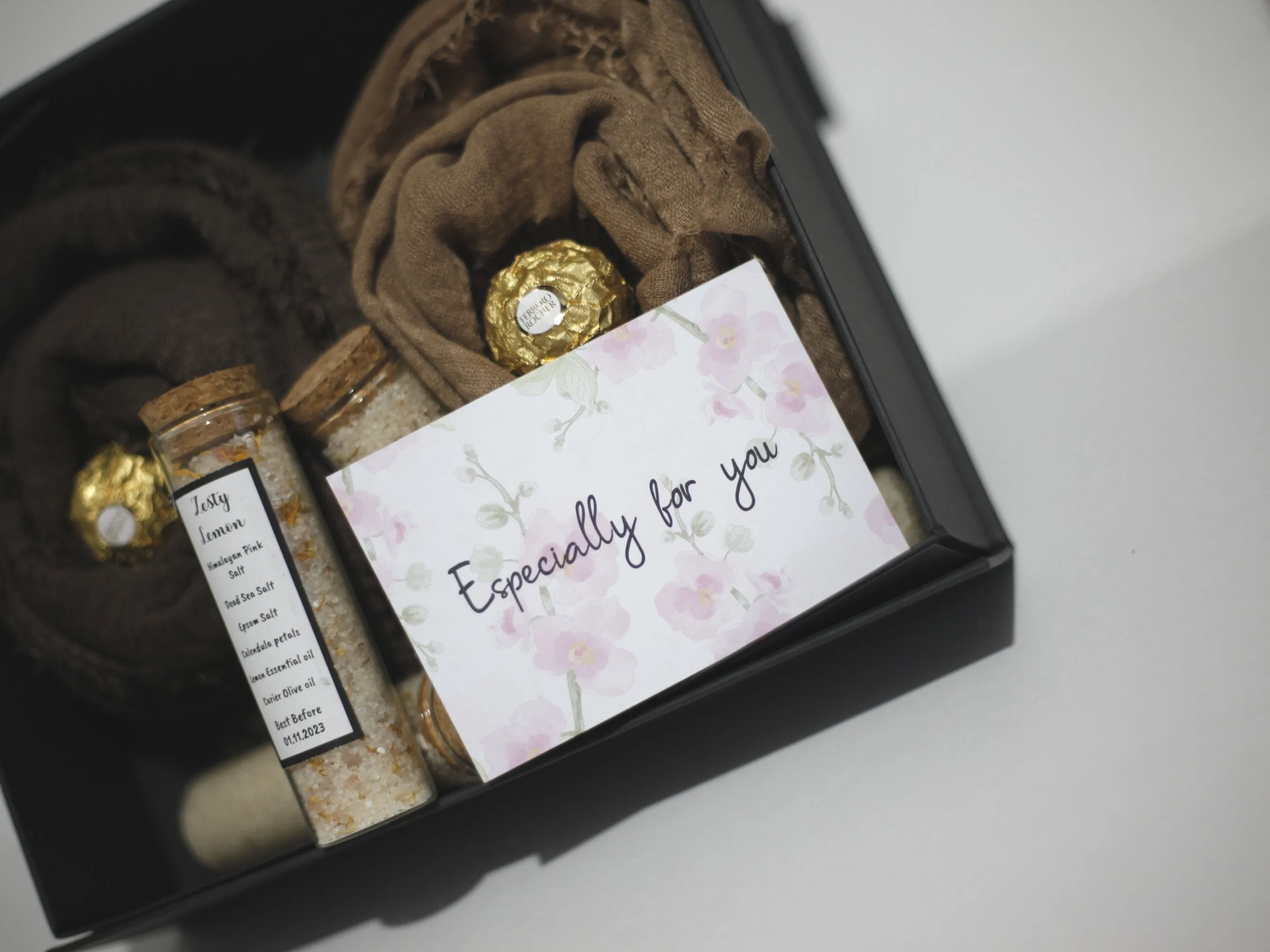 Scarf gift box set with handmade bath salts, chocolates, gift card and gift message, gifts for her, gifts for Christmas, Gifts for Mum,