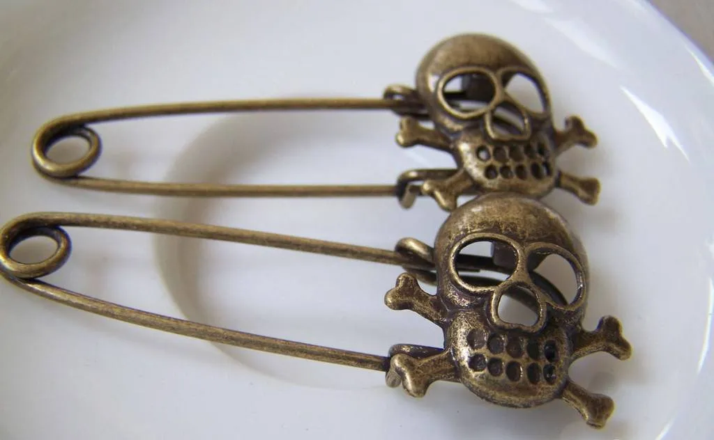 Skull Shawl Kilt Pin Antique Bronze Broochs Set of 4 A579